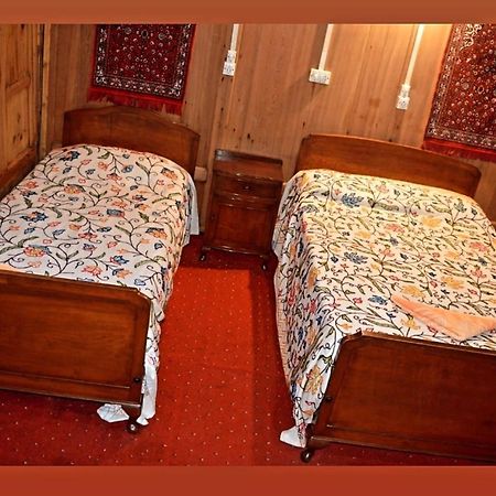 Iram Houseboats Hotel Srinagar  Ngoại thất bức ảnh