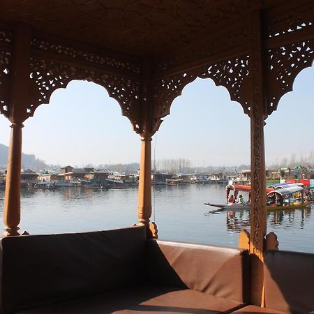 Iram Houseboats Hotel Srinagar  Ngoại thất bức ảnh