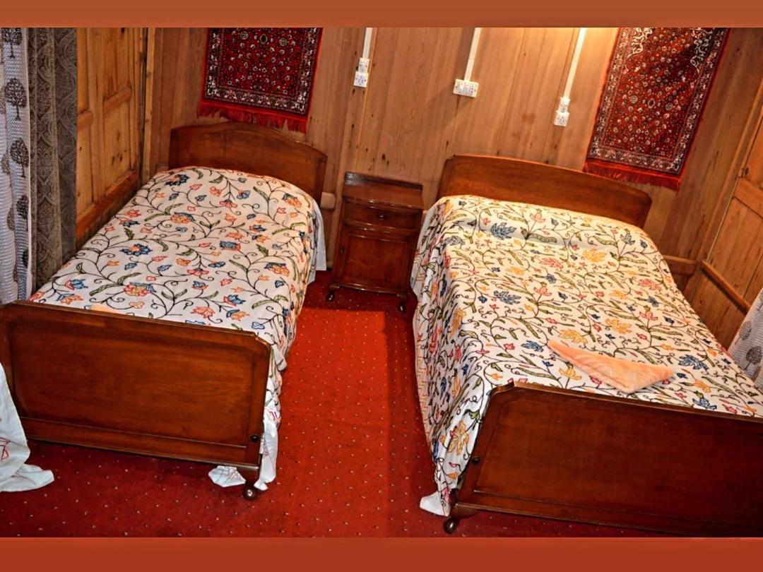 Iram Houseboats Hotel Srinagar  Ngoại thất bức ảnh