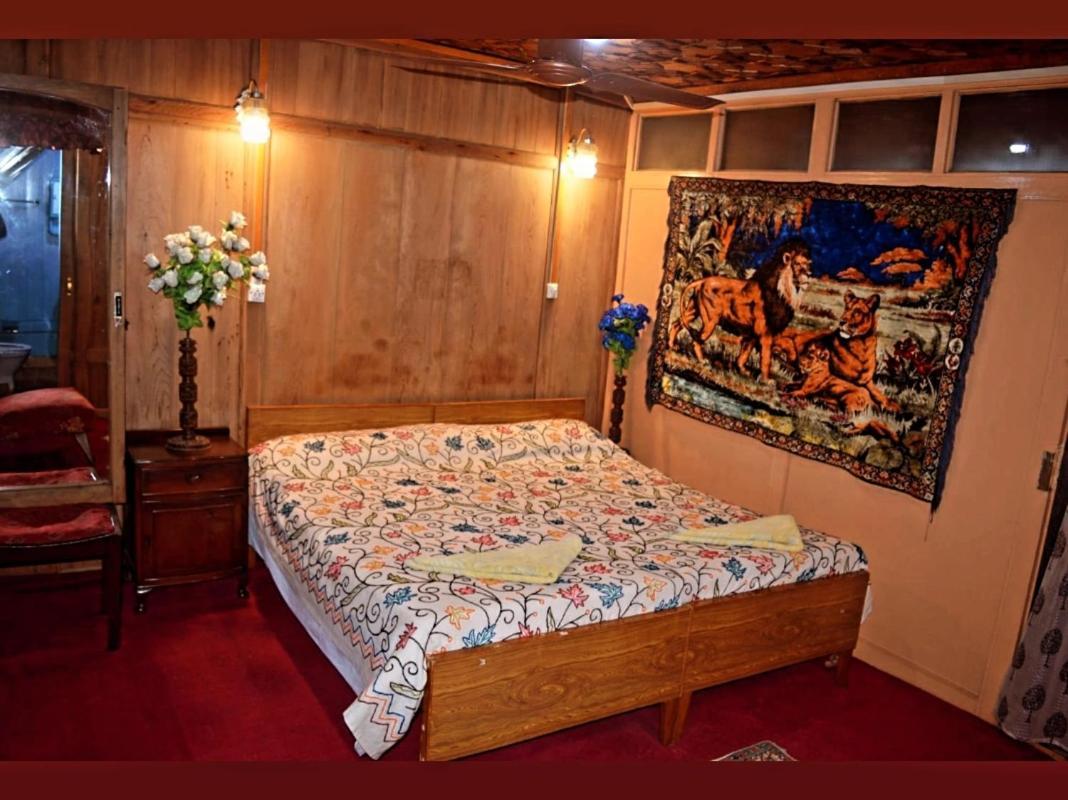 Iram Houseboats Hotel Srinagar  Ngoại thất bức ảnh