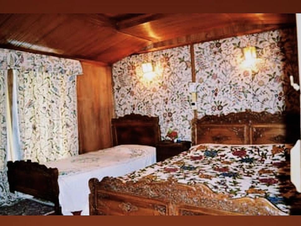 Iram Houseboats Hotel Srinagar  Ngoại thất bức ảnh
