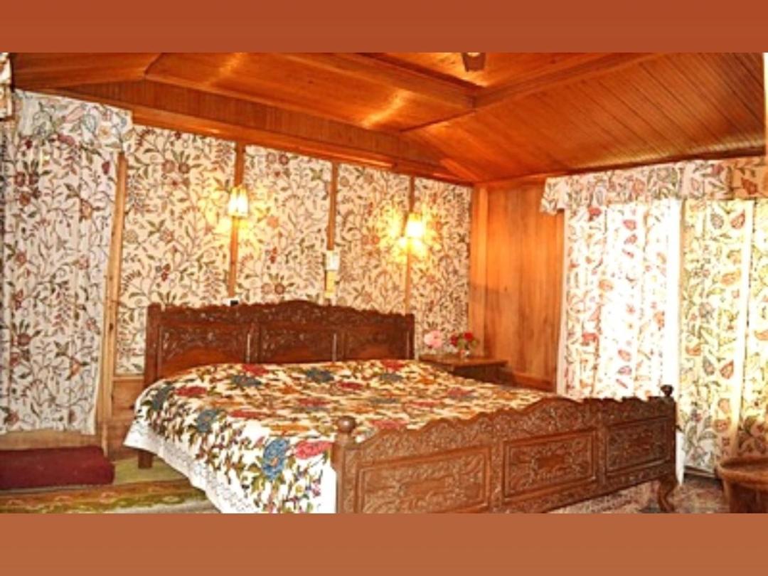 Iram Houseboats Hotel Srinagar  Ngoại thất bức ảnh