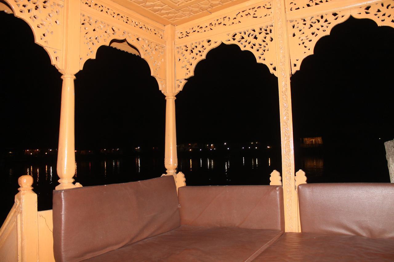 Iram Houseboats Hotel Srinagar  Ngoại thất bức ảnh