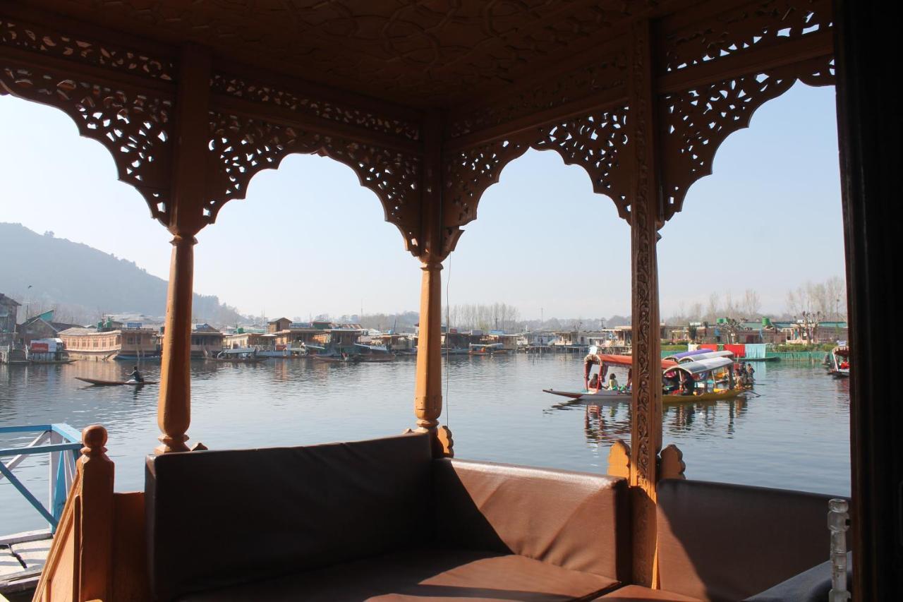 Iram Houseboats Hotel Srinagar  Ngoại thất bức ảnh